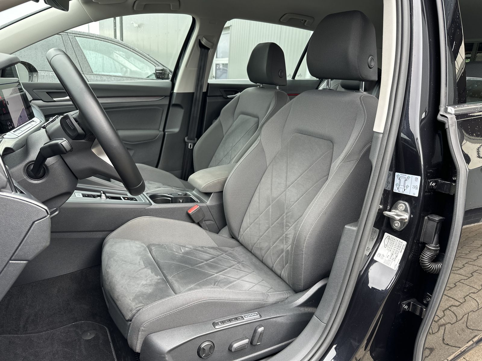Fahrzeugabbildung Volkswagen Golf Variant 1.5 eTSI DSG Style NAV+LED+ACC+VC