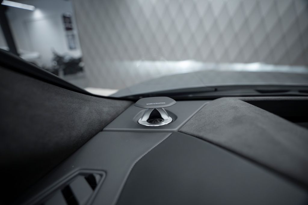 Urus 4.0 V8 SE GREY/ORANGE PANO B&O CARBON - Bild 27