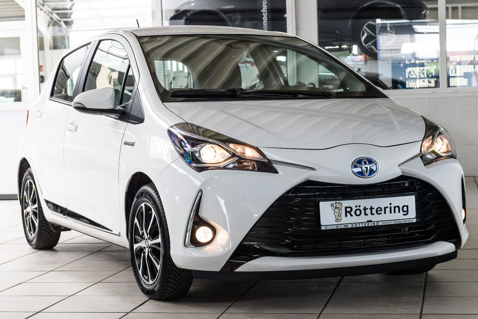 Fahrzeugabbildung Toyota Yaris Hybrid Team D+NAVI+SHZ+RFK+GJR+ALU+BICOLOR