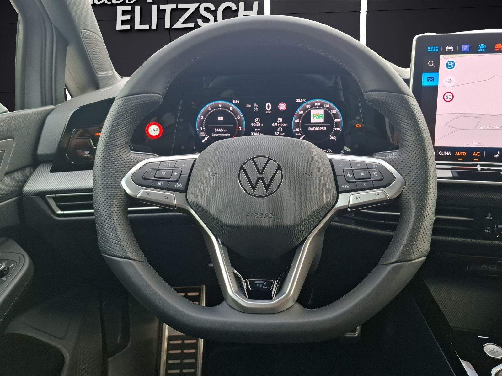 Fahrzeugabbildung Volkswagen Golf VIII Variant TSI R-Line LED Navi AID HUD AC