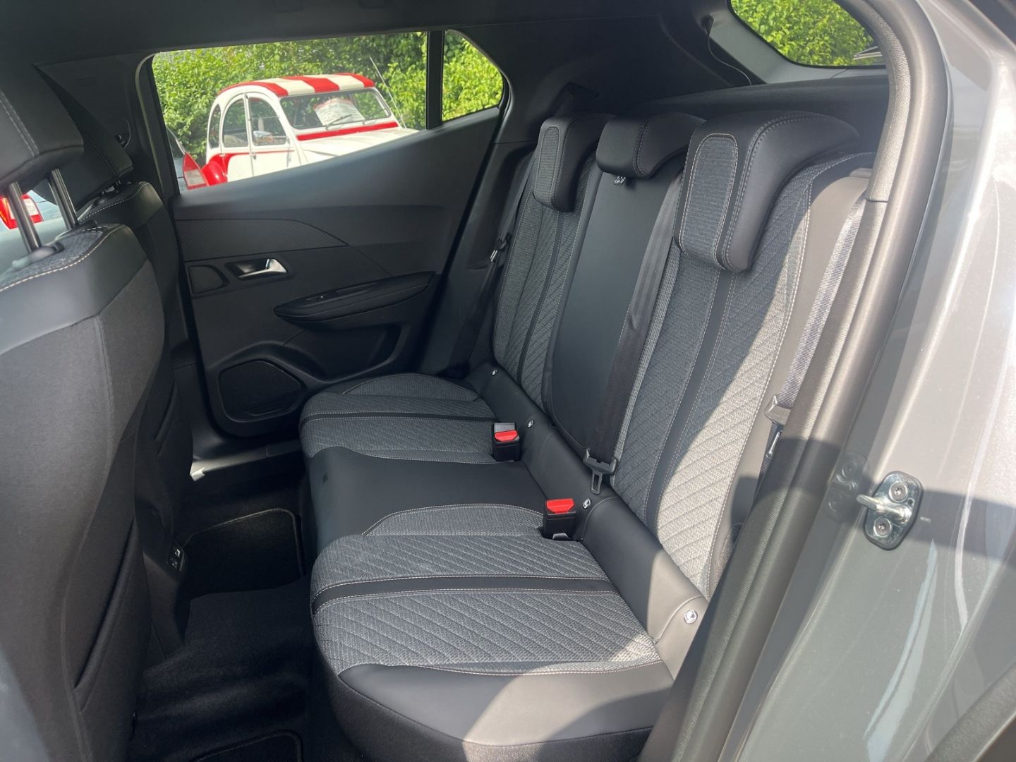 Fahrzeugabbildung Peugeot 2008 ALLURE HYBRID 145 e-DSC6 Navi LED ACC SHZ