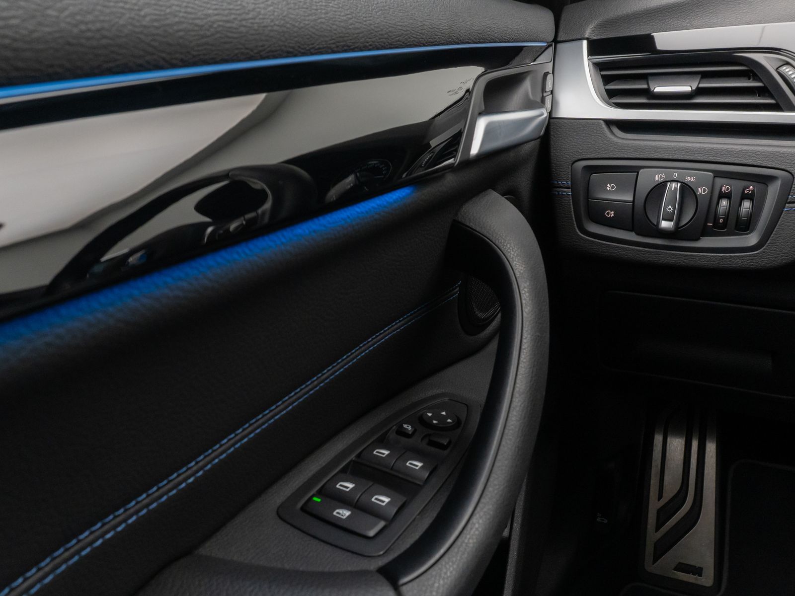 Fahrzeugabbildung BMW X1 xD25e M Sport Kamera Navi DAB HiFi DrivAssist