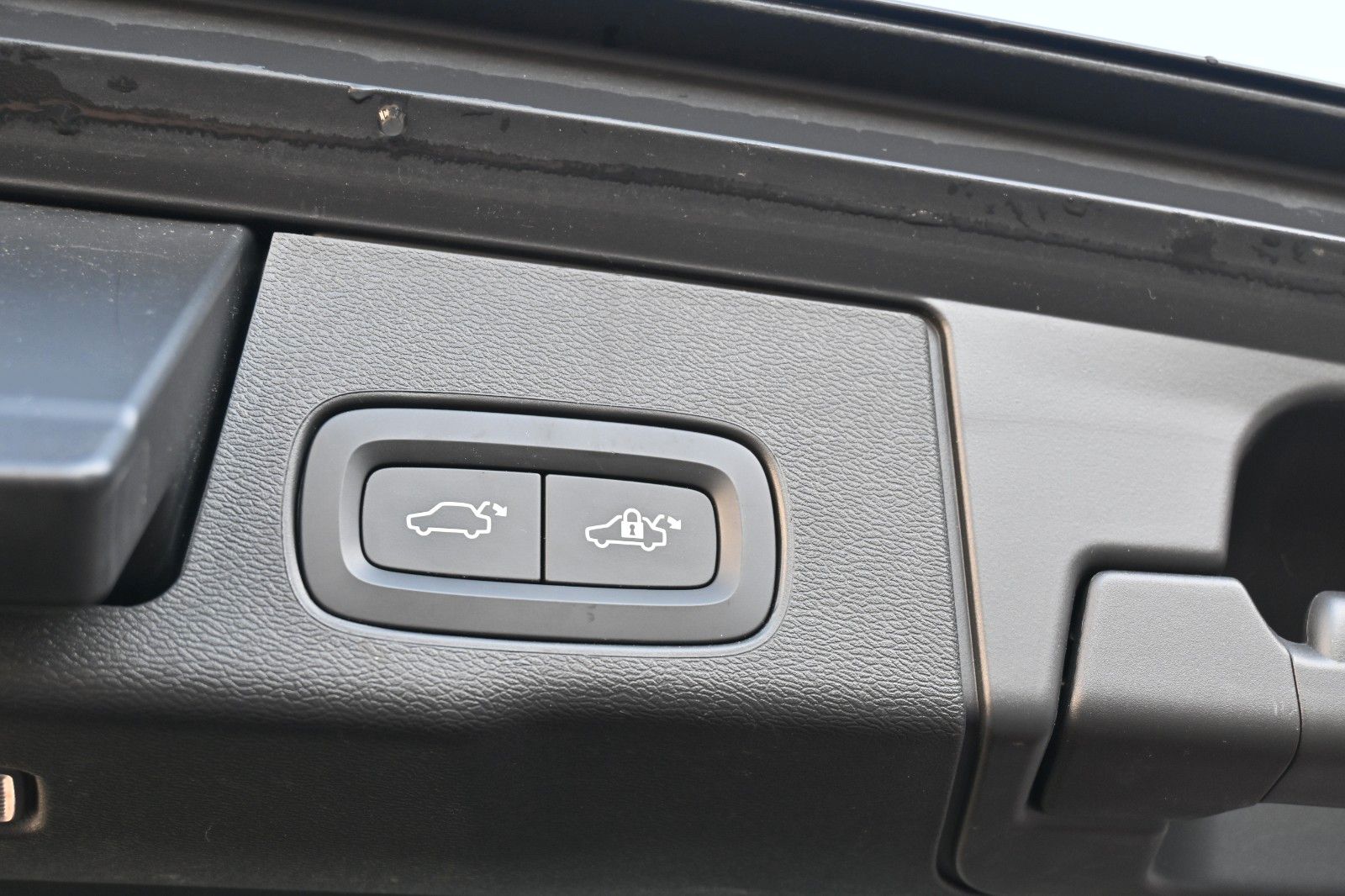 Fahrzeugabbildung Volvo XC60 T8 R-Design PHEV* AWD*AHK*NAV*ACC*PANO*