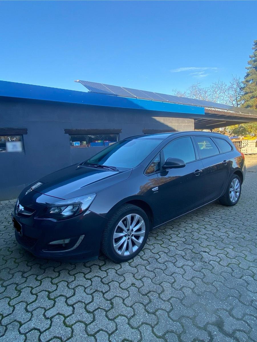 Opel Astra 2013 — вигляд ззаду