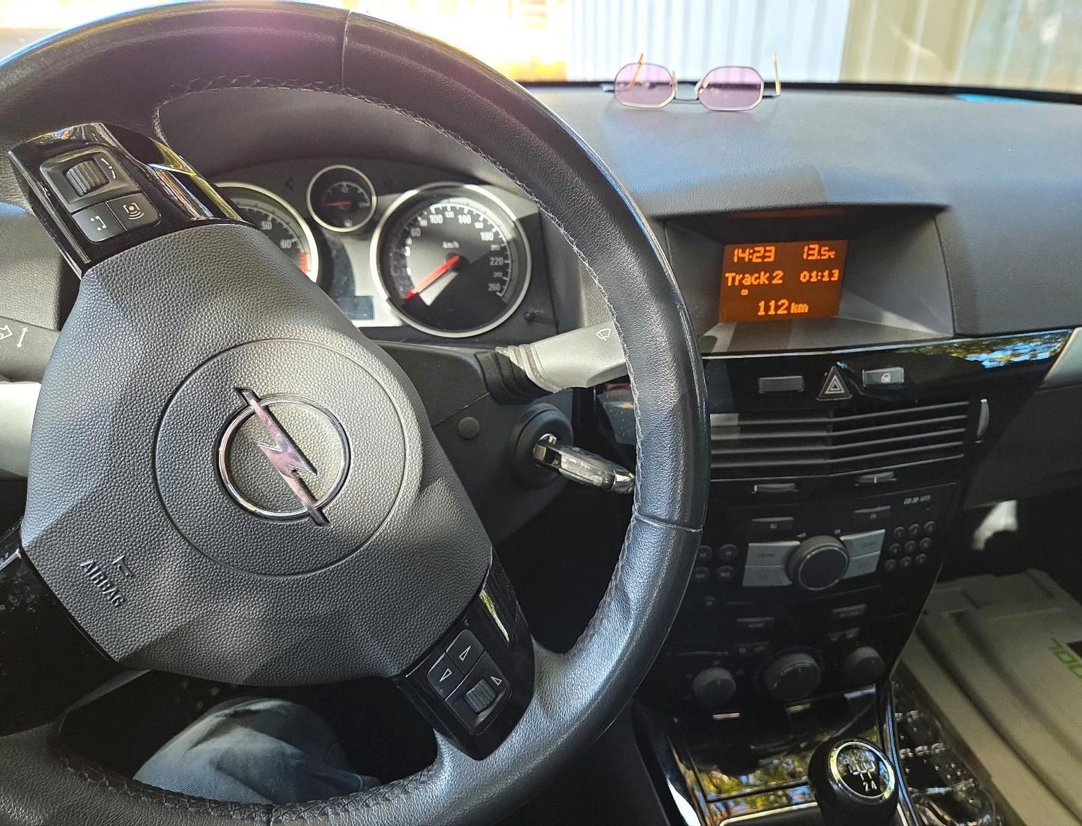 Opel Astra 2010 — interior