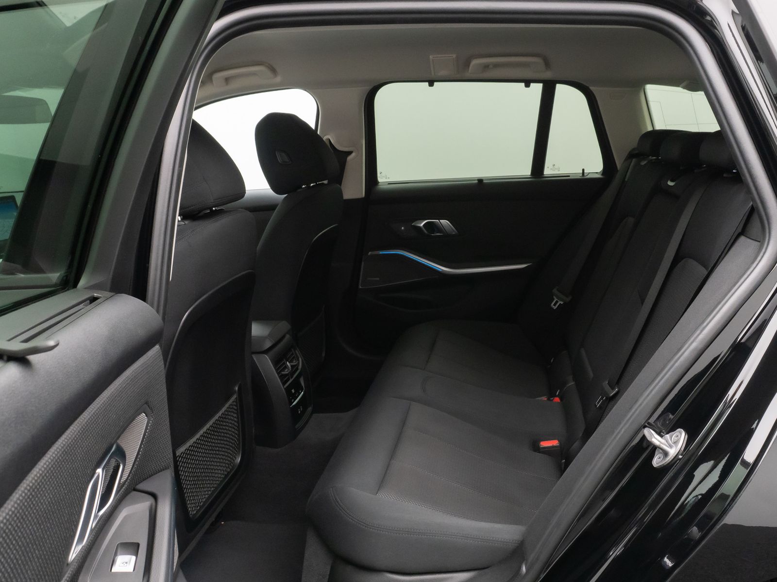 Fahrzeugabbildung BMW 330e Kamera HUD DAB H/K Stop&Go AHK Komfort LED