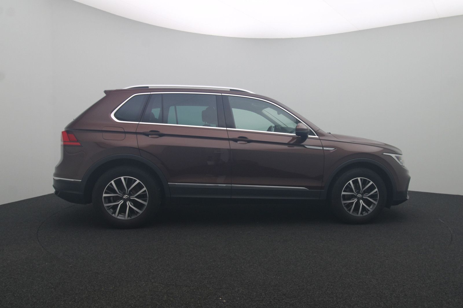 Fahrzeugabbildung Volkswagen Tiguan 1.5 DSG Life ACC LED Apple CarPlay