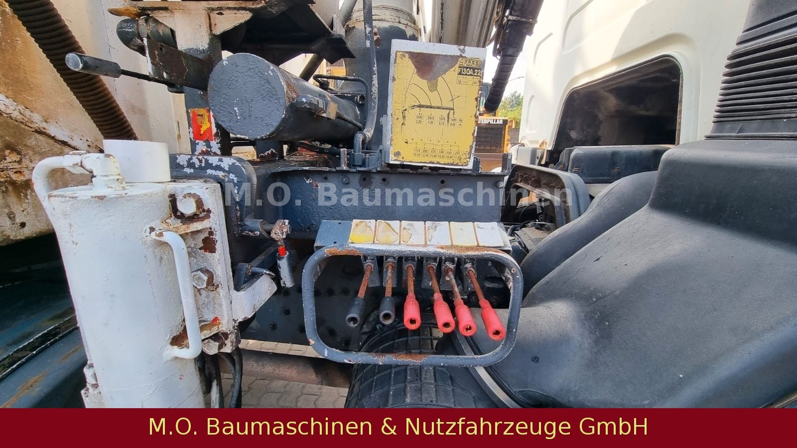 Fahrzeugabbildung Renault Kerax 370.26 / 6x4 /3.SeitenKipper /Fassi F130A