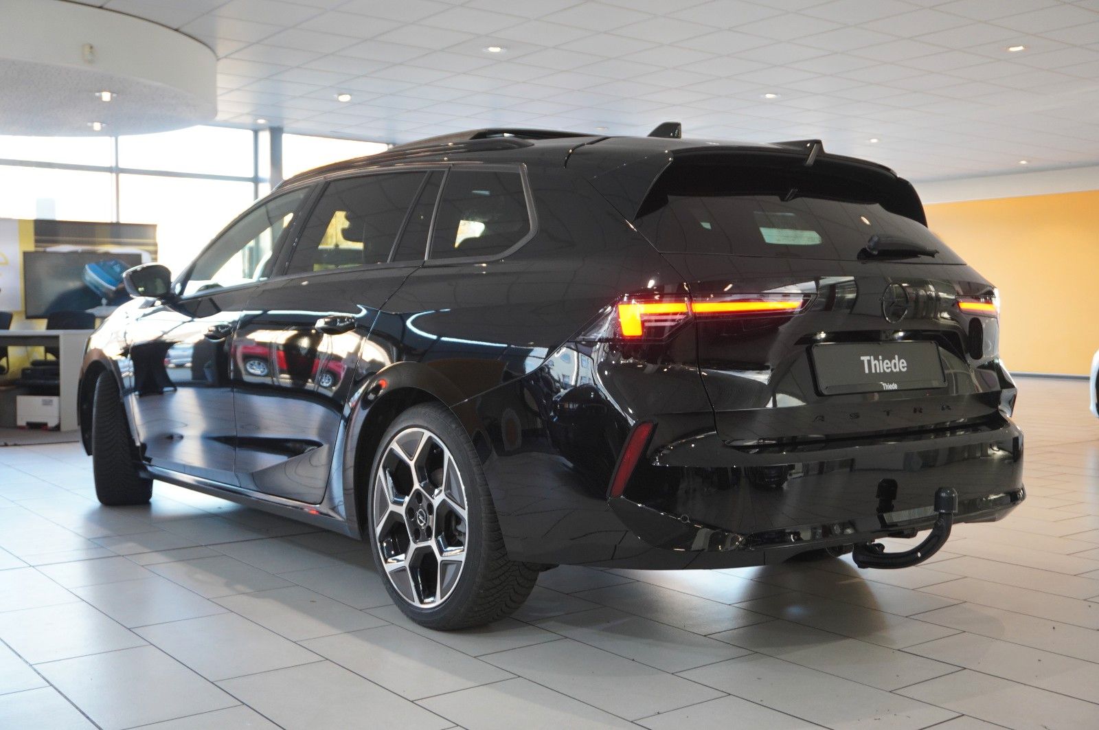 Fahrzeugabbildung Opel Astra L ST 1.2T ULTIMATE NAVI/LED/360°/HUD/AHK