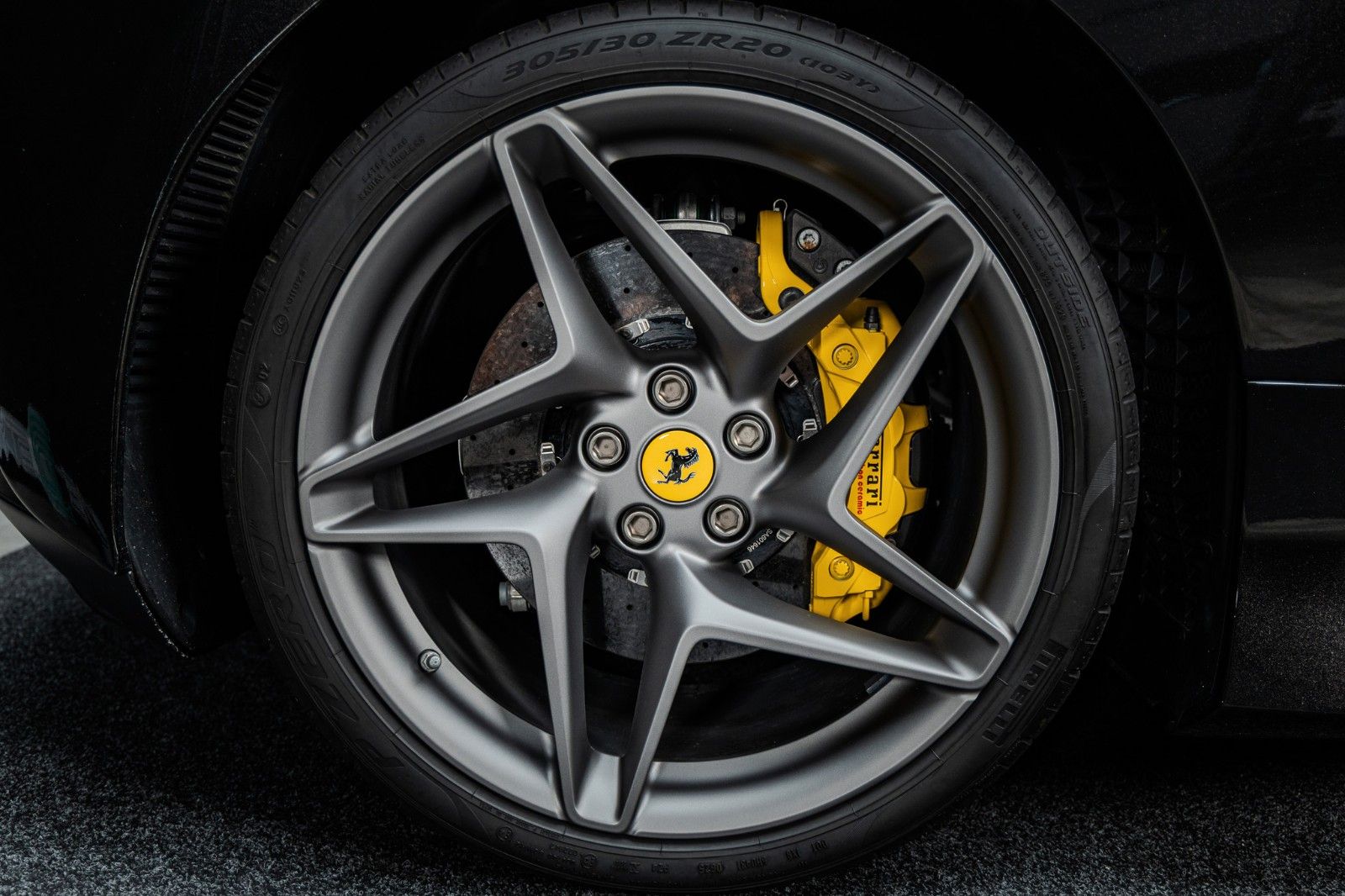 Fahrzeugabbildung Ferrari F8 Spider + Nero Daytona + Carbon + Lift + Garan