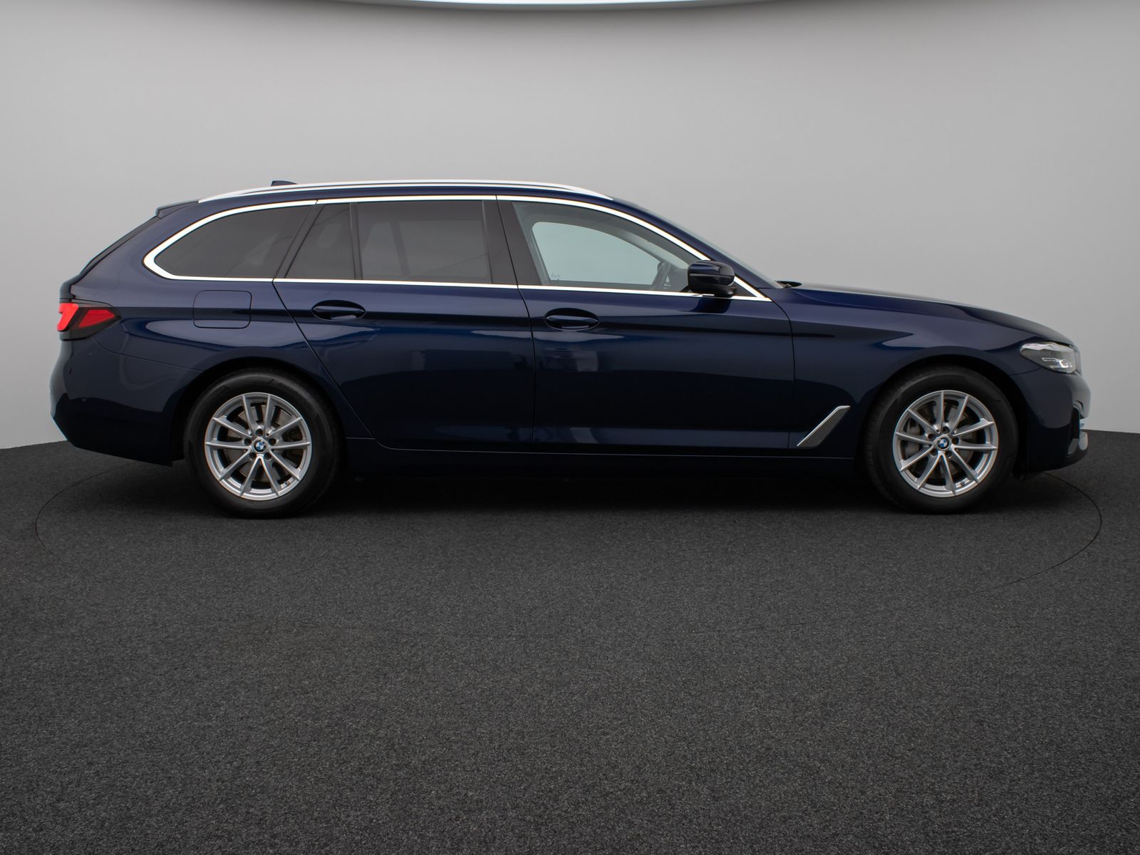 Fahrzeugabbildung BMW 530d xD Panoram Kamera HUD DAB HiFi SoftCl Sport