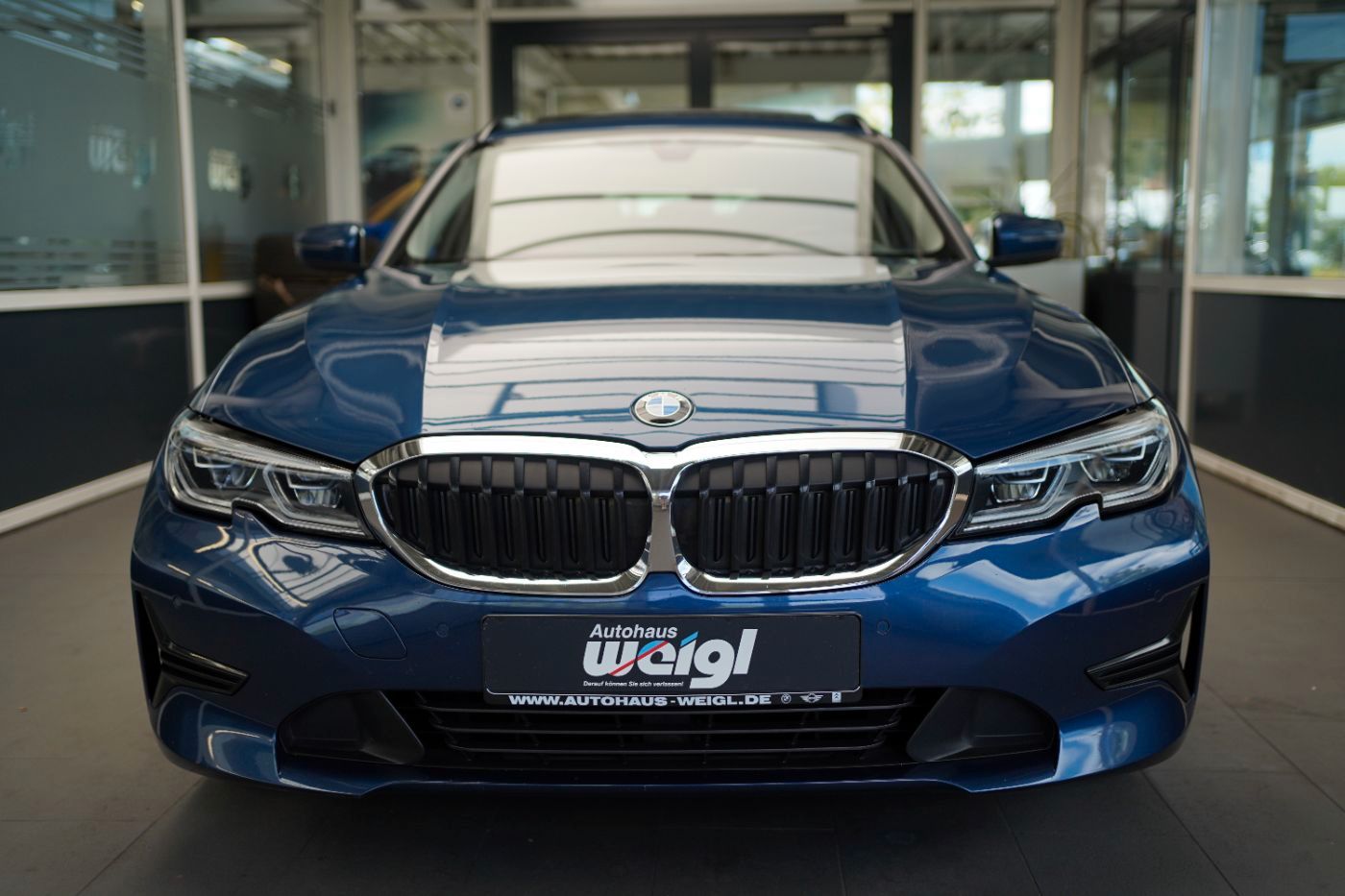 Fahrzeugabbildung BMW 330i Advantage +AHK+Glasdach+Head Up+Laserlicht+