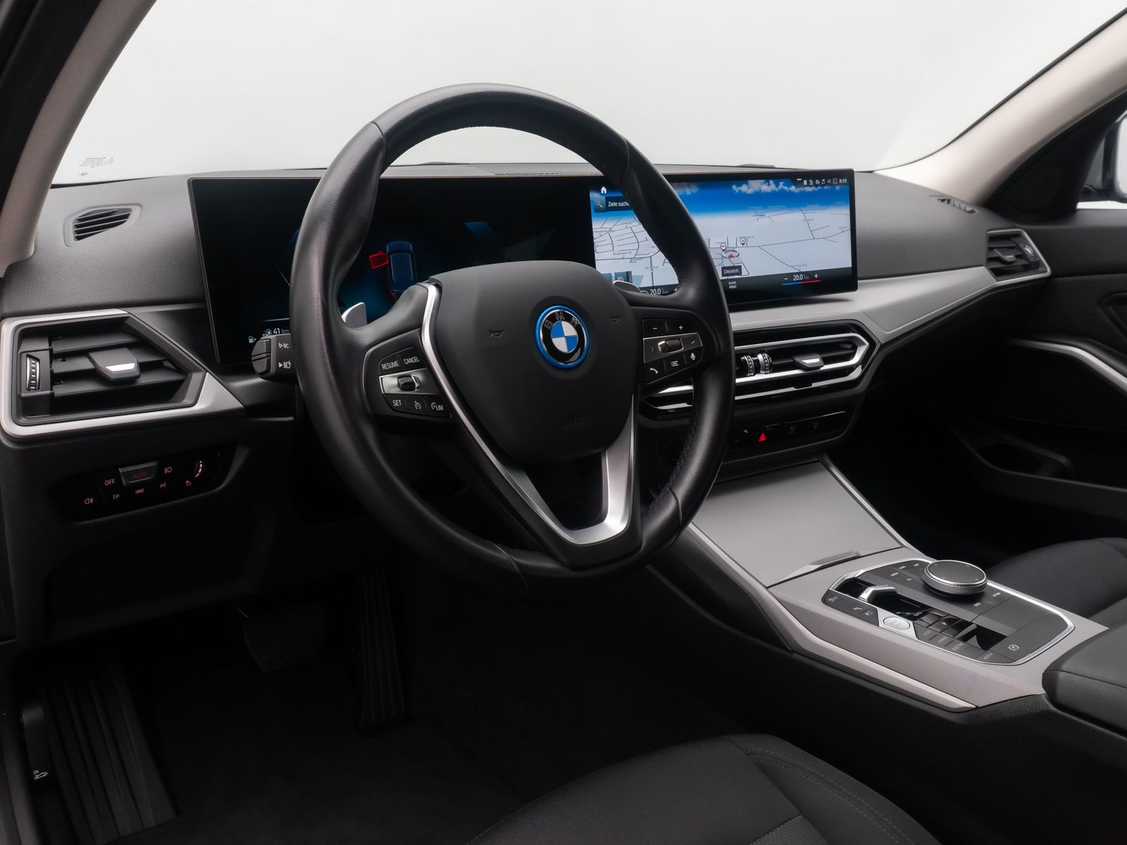 Fahrzeugabbildung BMW 320e AHK Widscreen PDC GeschwndigReg DAB HiFi