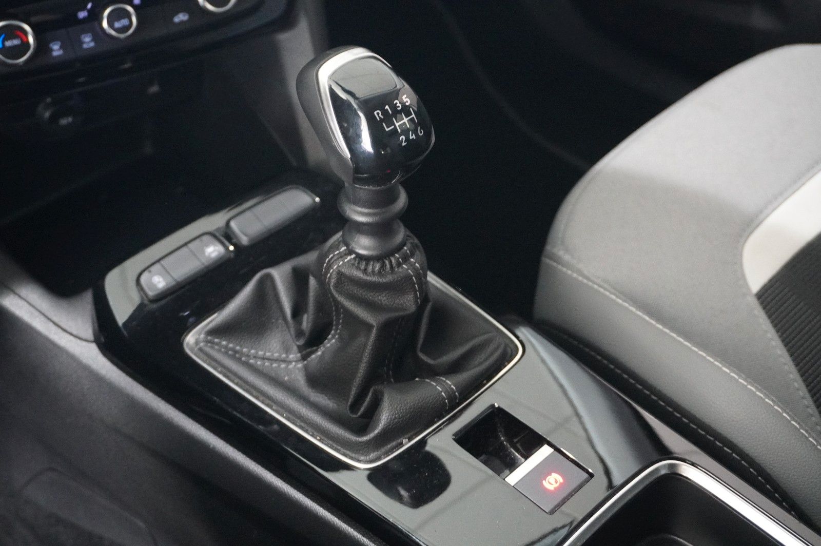 Fahrzeugabbildung Opel Mokka ELEGANCE 1.2T NAVI/LED/KAMERA/SPORT/SH/DAB