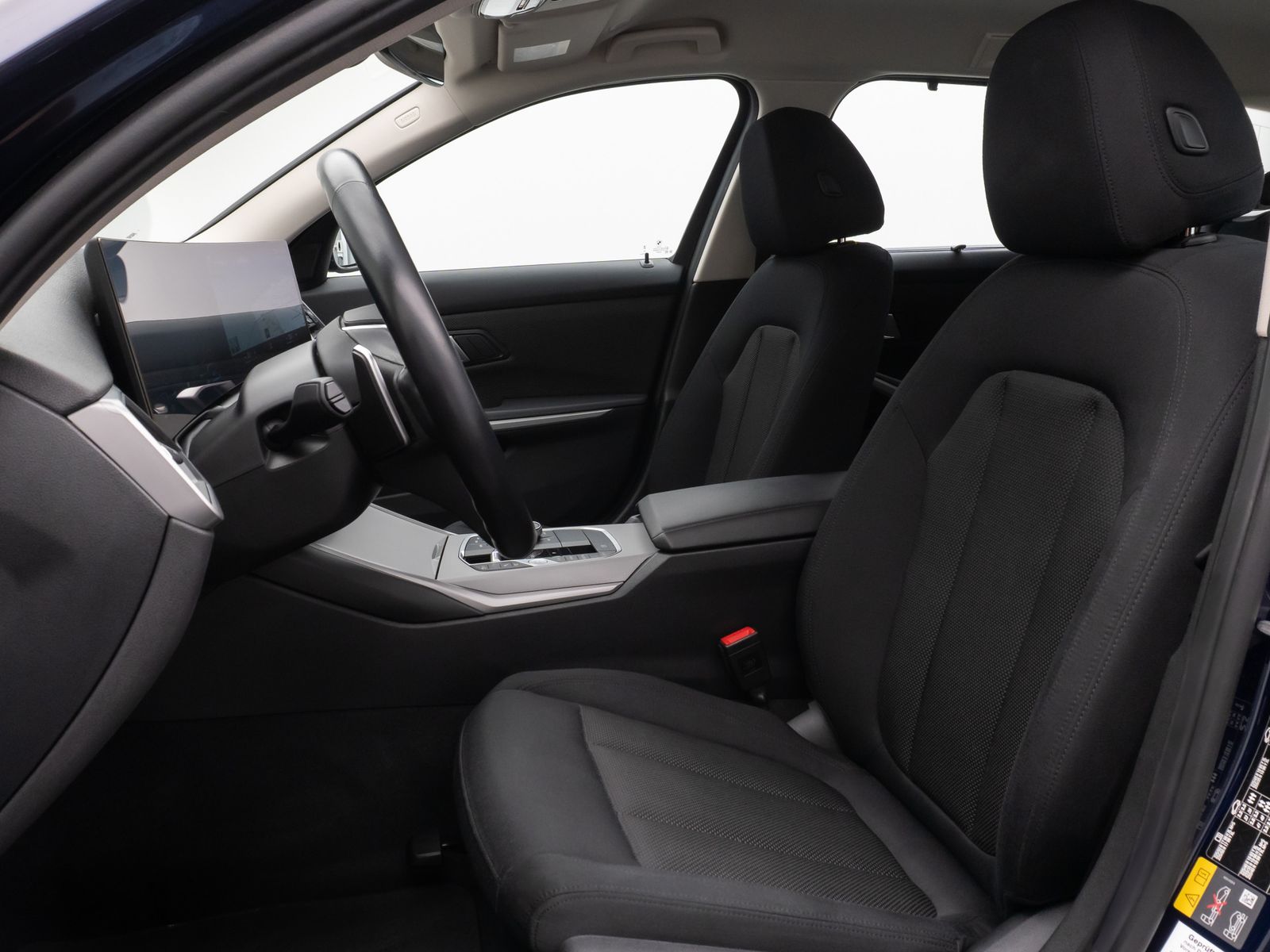 Fahrzeugabbildung BMW 330e Individual DAB HiFi Fernlichtassist PDC LED
