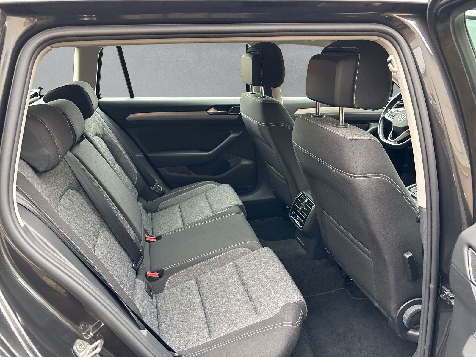 Fahrzeugabbildung Volkswagen Passat Variant 1.5 TSI Business AHK Kamera AppCo