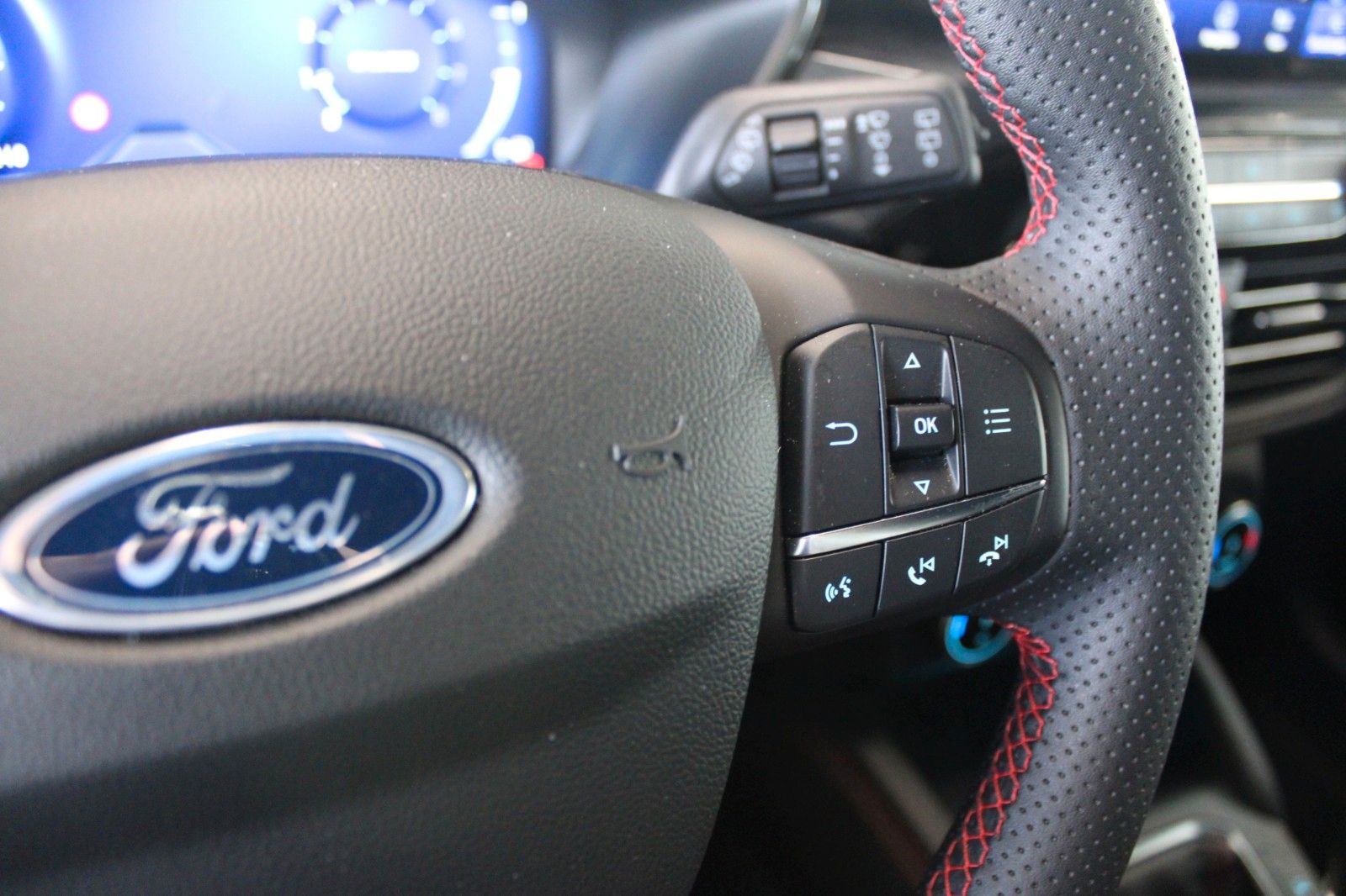 Fahrzeugabbildung Ford Kuga ST-Line X LED B&O HUD ACC WinterPaket Panod
