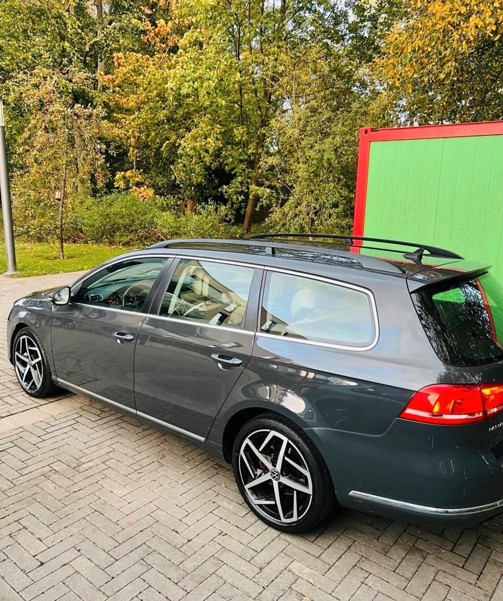 Volkswagen Passat 2012 — rear view