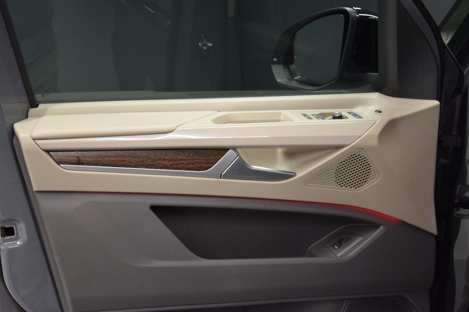 Fahrzeugabbildung Volkswagen T7 Multivan Style Pano ACC IQ AHK Stndhzg Alcant