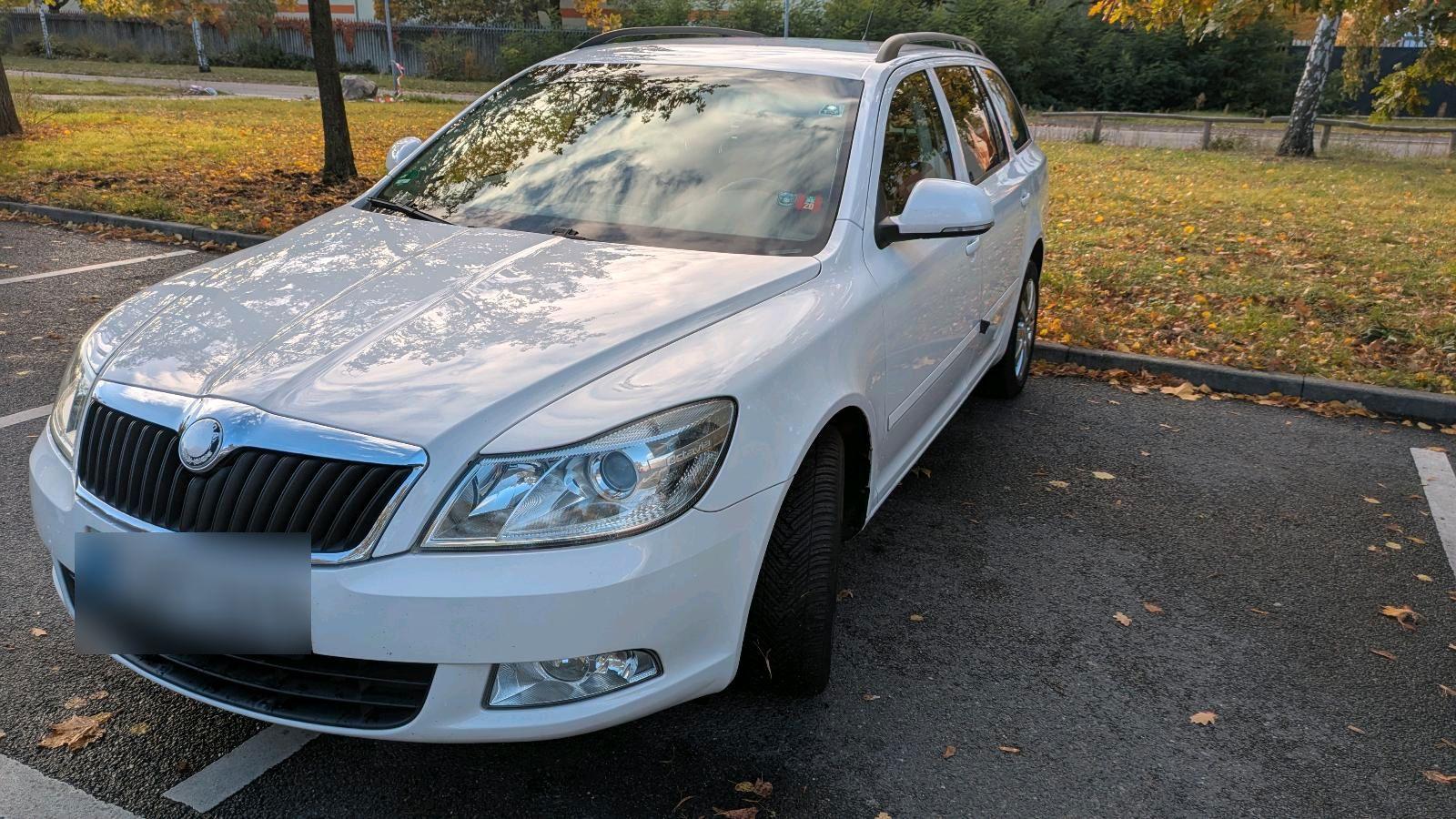 Skoda Octavia 2009 — rear view