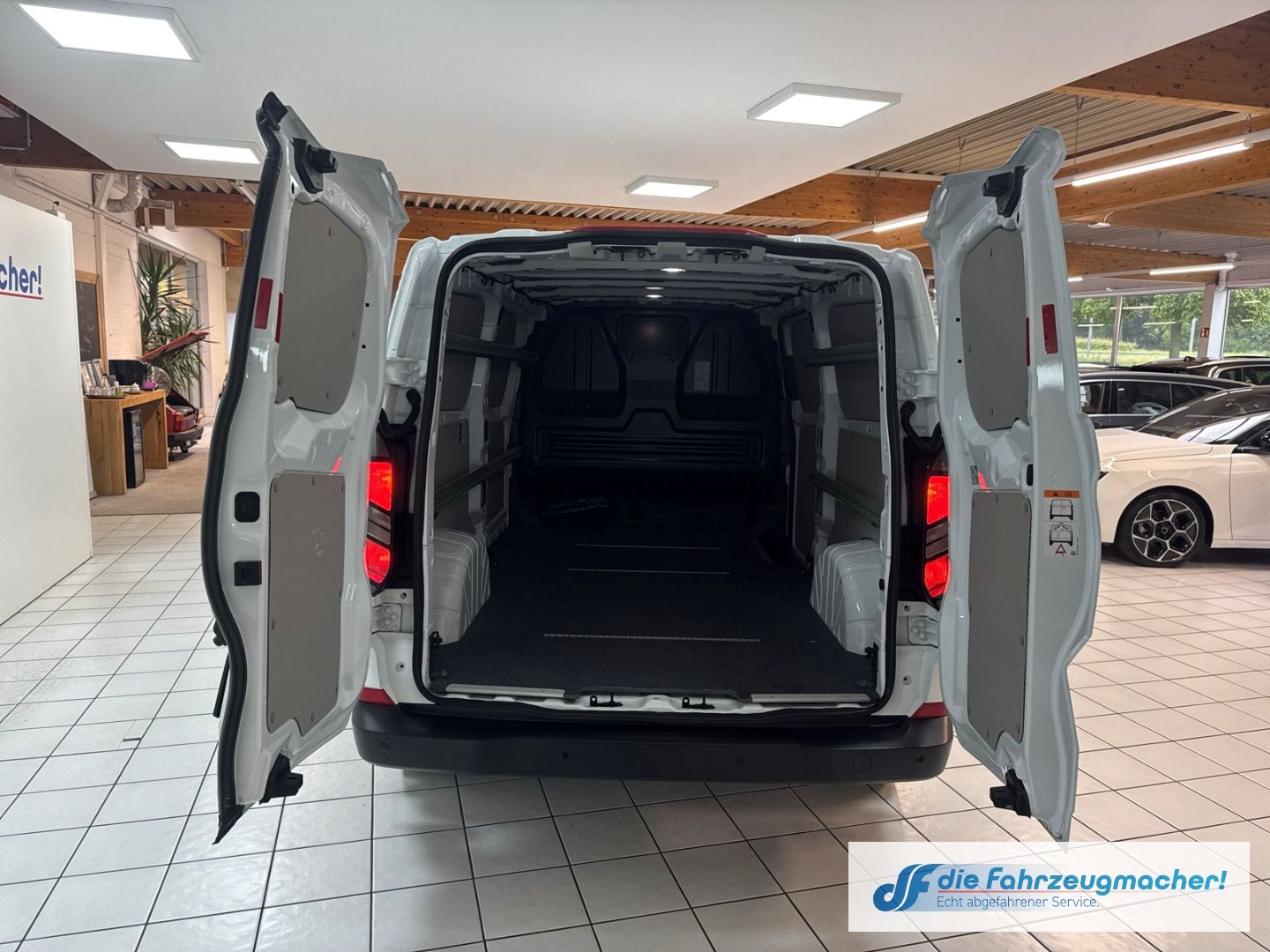 Fahrzeugabbildung Ford Transit Custom Kasten 320 L2 Trend FWD Navi LED