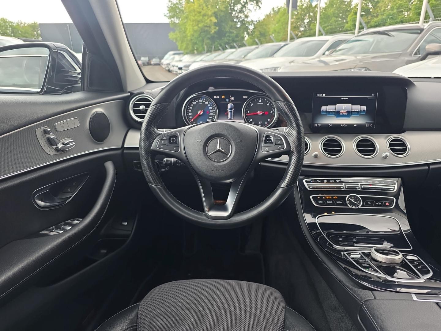 Mercedes-Benz E 220 d T Avantgarde Multibeam Navi Kamera Park