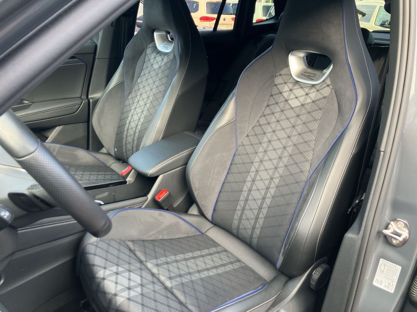 Volkswagen Tiguan R-Line Black-Style 2,0 TSI DSG 4MOTION An foto 8