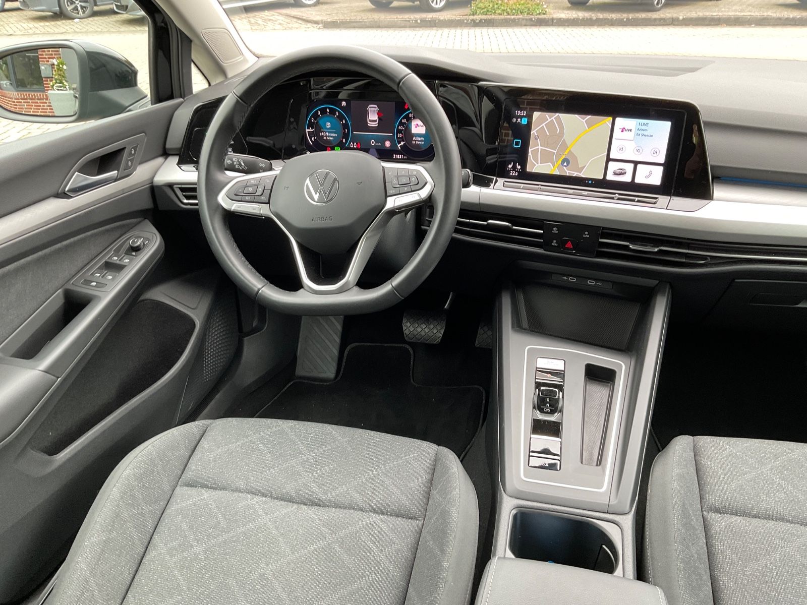 Fahrzeugabbildung Volkswagen Golf Variant 1.5 eTSI DSG Life,LED,AHK,ACC,carpl