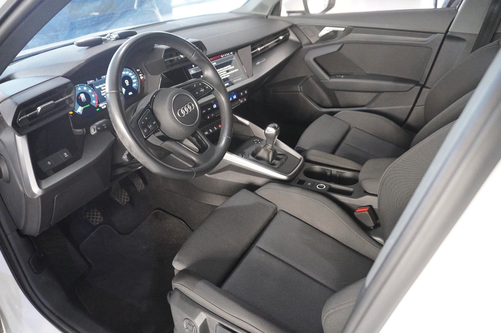 Fahrzeugabbildung Audi A3 Sportback 35 TFSI NAVI/LED/SPORT/SHZ/VIRT/DAB