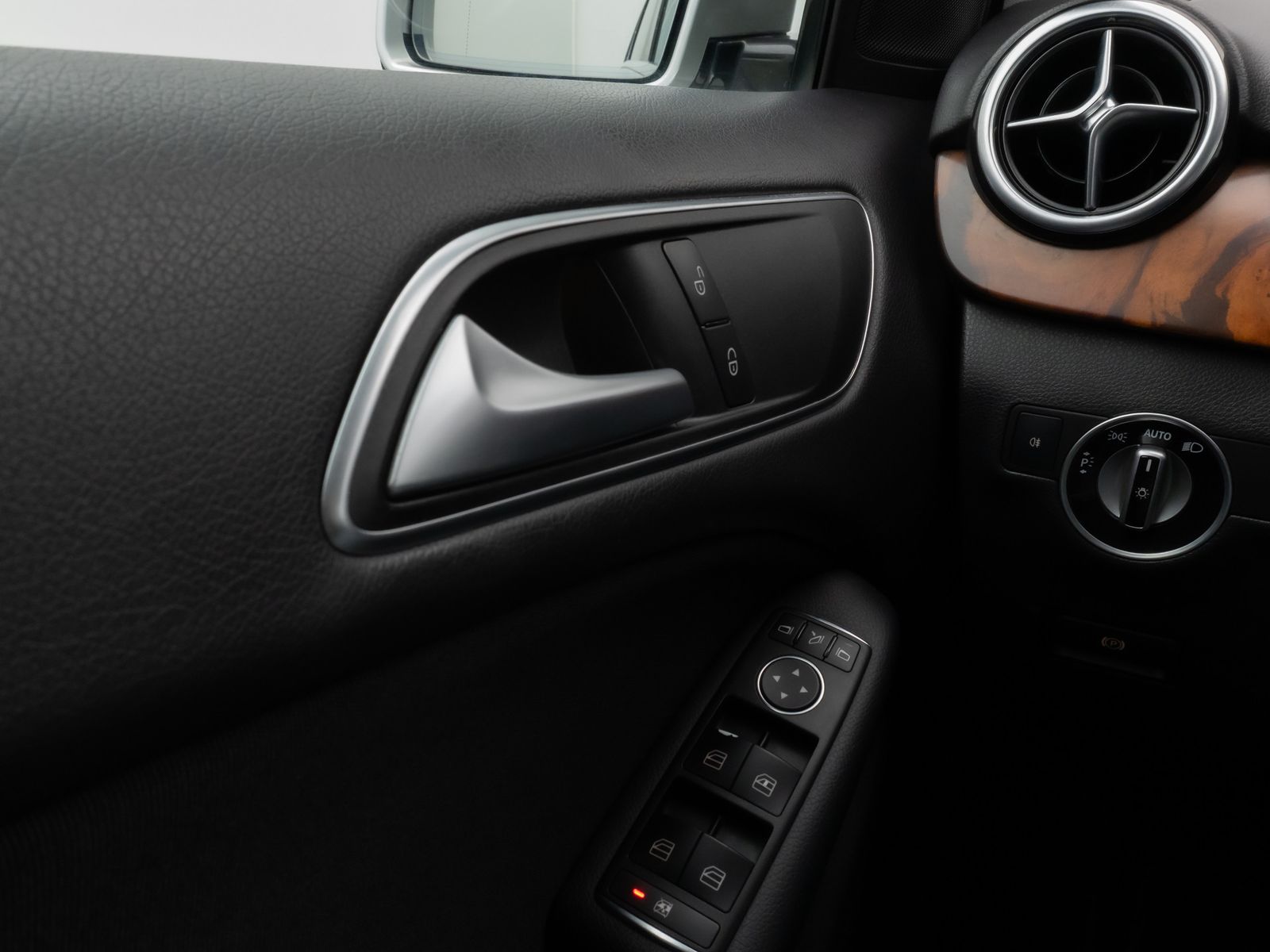 Fahrzeugabbildung Mercedes-Benz B 180 CDI Navi Sitzhzg Bi-Xenon PDC Klimaautomat