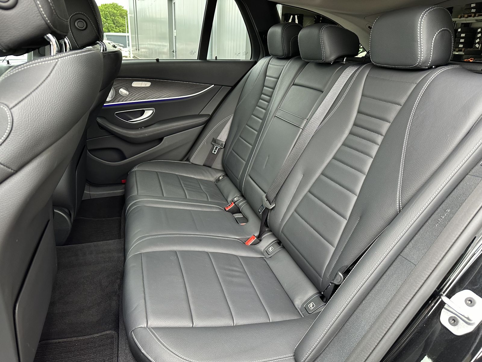 Fahrzeugabbildung Mercedes-Benz E 300de T AMG-Line NAV+LED+AHK+KAMERA+HEAD-UP+PP