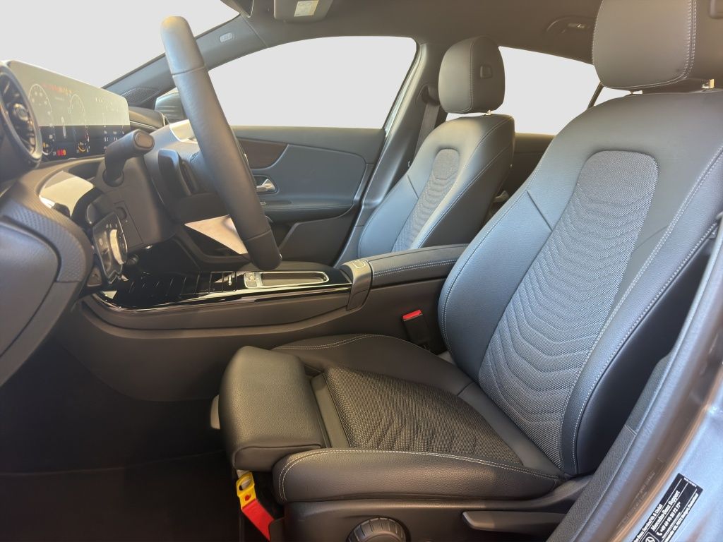 Fahrzeugabbildung Mercedes-Benz A 250 e Kompaktlimousine mit EQ Hybrid Technolog