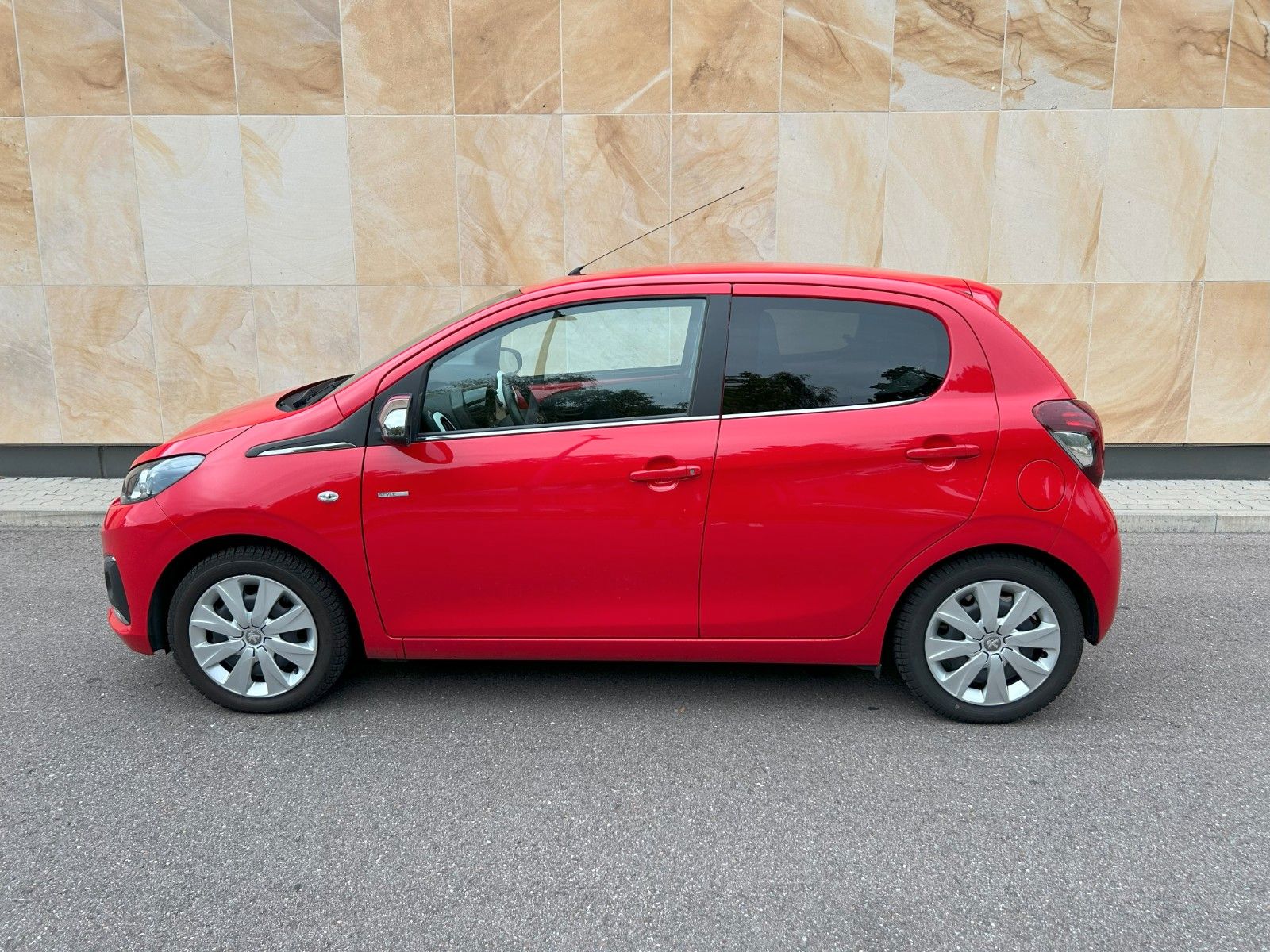 PEUGEOT 108