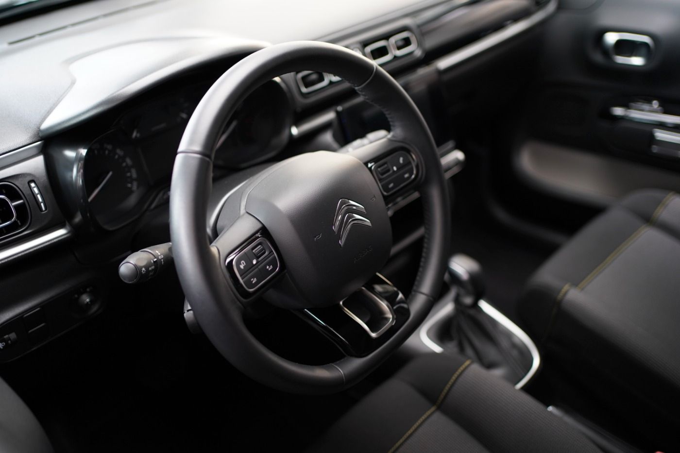 Fahrzeugabbildung Citroën C3 PureTech 110 EAT6 Shine Automatik Sitzheizung