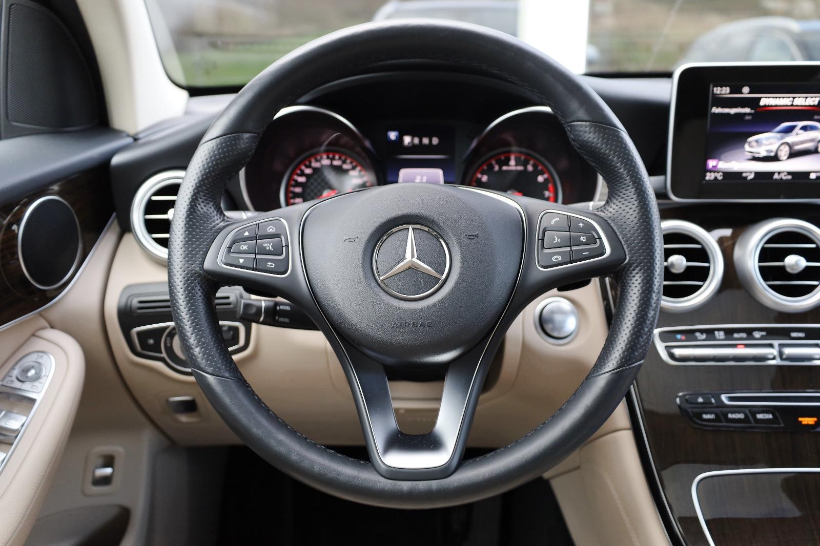 Mercedes-Benz GLC 300 4MATIC/PANO/SHZ/LHZ/TOTW/KAMERA/PDC/R19