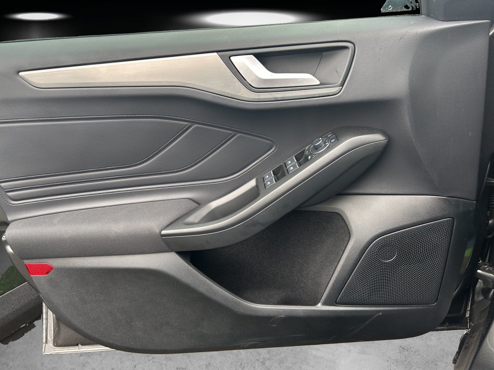 Fahrzeugabbildung Ford Focus Turnier  1,0 Ecoboost Titanium Edition