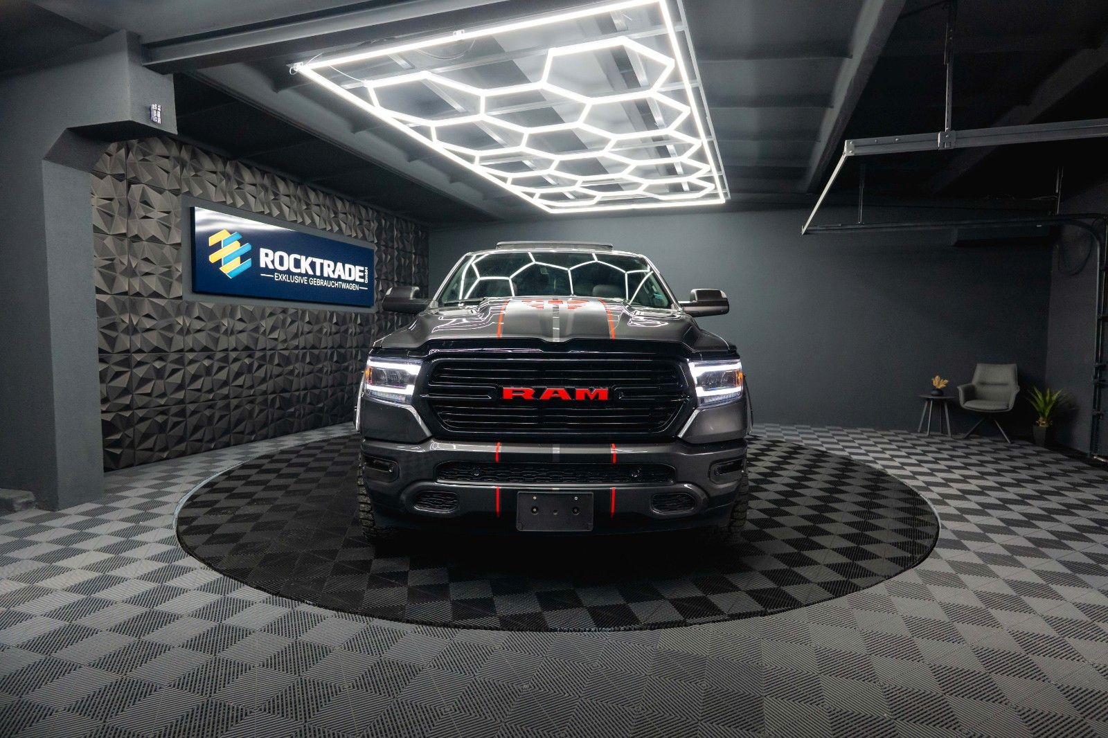 Fahrzeugabbildung Dodge RAM 5.7 V8 HEMI 4x4 OFFROAD Night-Edition *Pano*