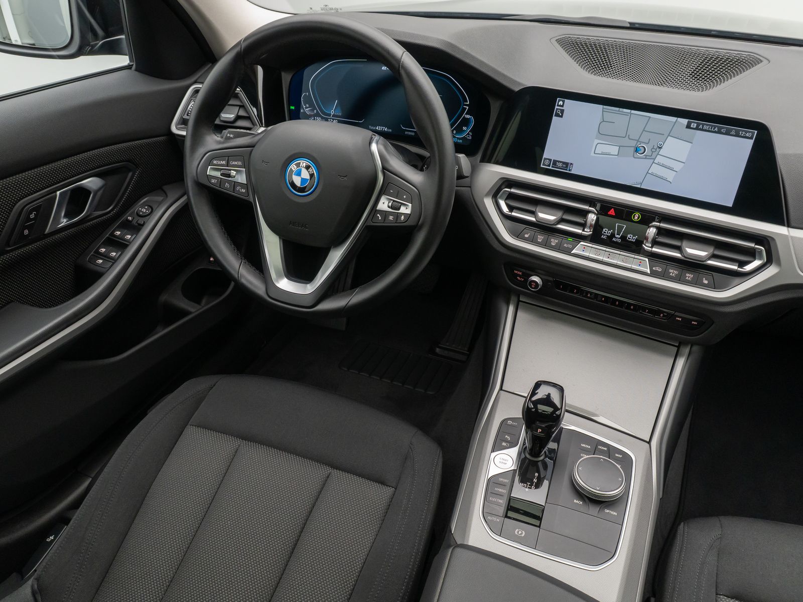Fahrzeugabbildung BMW 320e Panorama Kamera DAB Alarm Geschwindigkeit