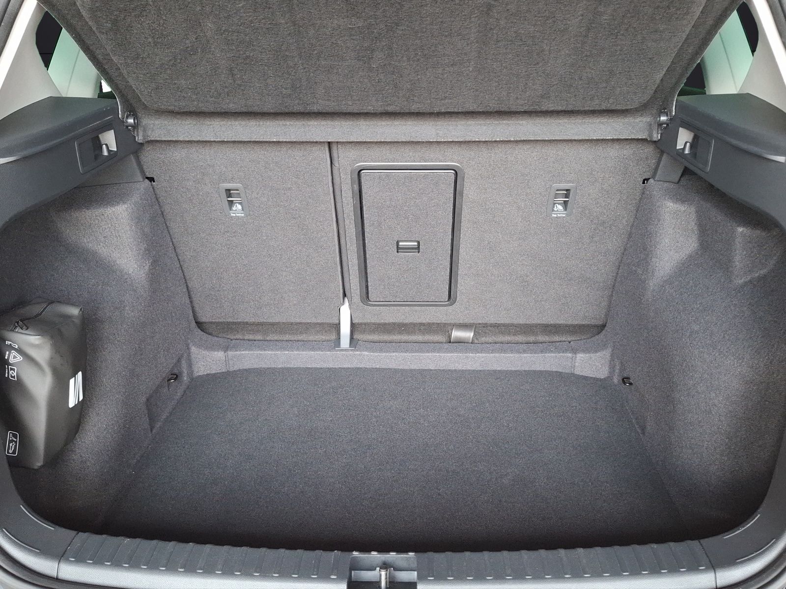 Fahrzeugabbildung SEAT Ateca TSI Xperience DSG LED AHK Navi AID ACC RFK