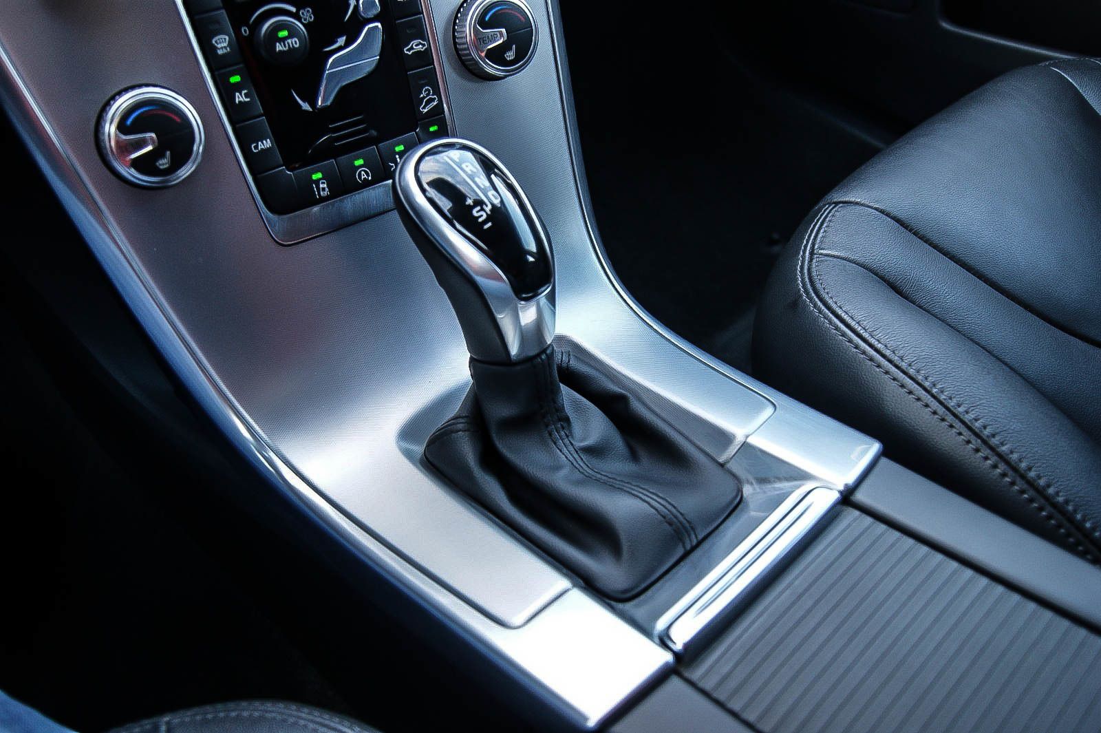 Fahrzeugabbildung Volvo XC60 D5 24 Summum AWD PANO STANDHZG KAMERA LEDER