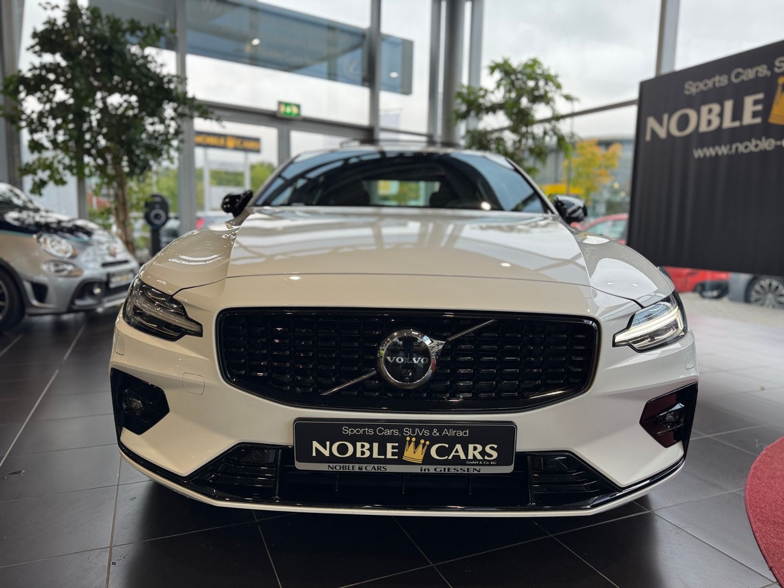 Fahrzeugabbildung Volvo S60 Lim. Plus Dark PANO 360° H/K LED
