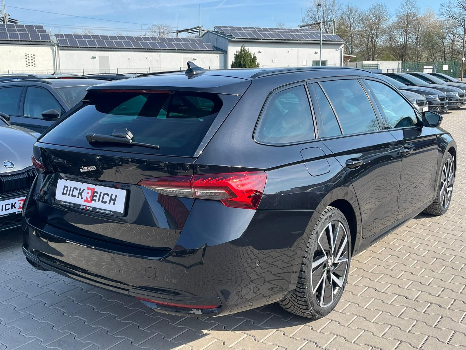 Fahrzeugabbildung SKODA Octavia 1.5 DSG Sportline PANO*MATRIX*AHK*5J.GAR