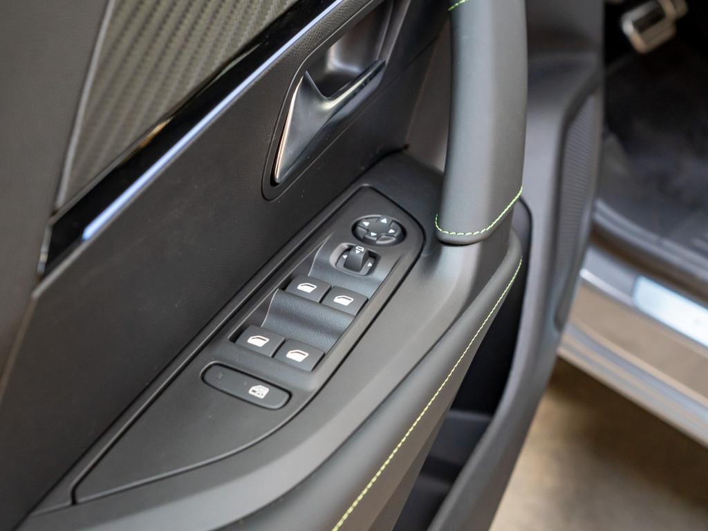 Peugeot 2008 GT HYBRID 145 e-DSC6 ACC LED 360° NAVI SHZ