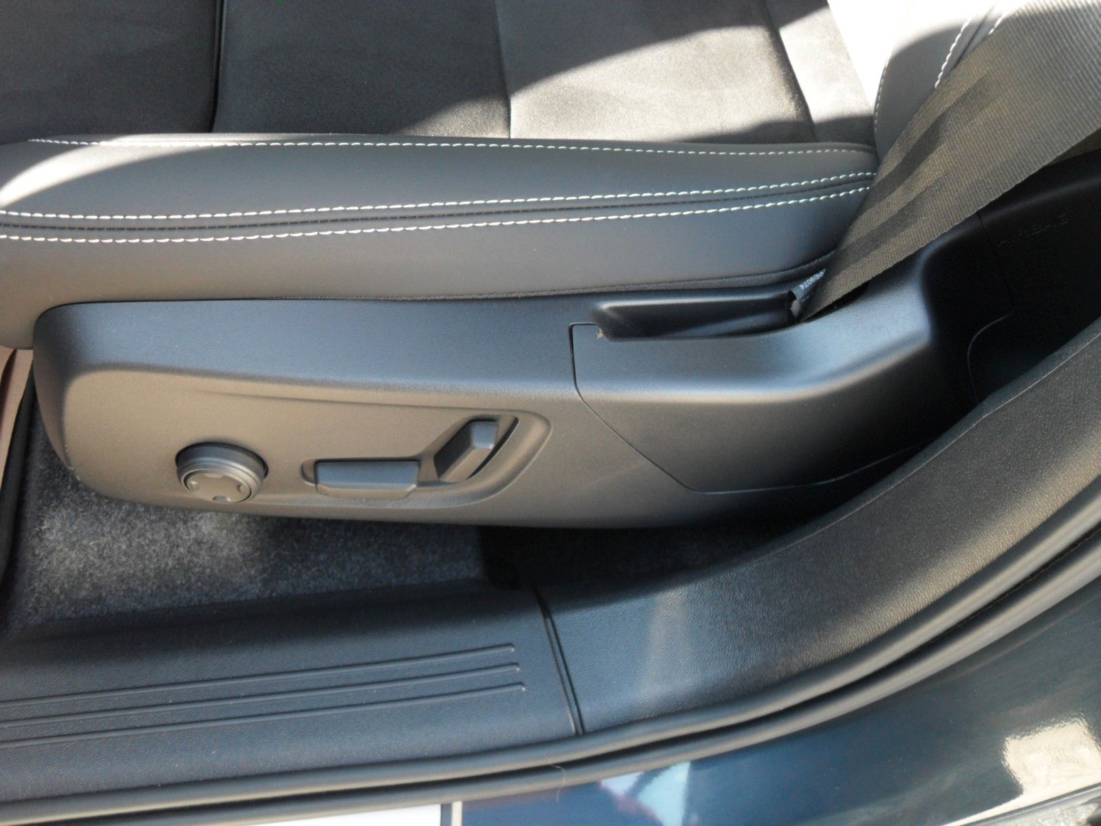 Fahrzeugabbildung Volvo XC 40 Ultra Dark 2WD