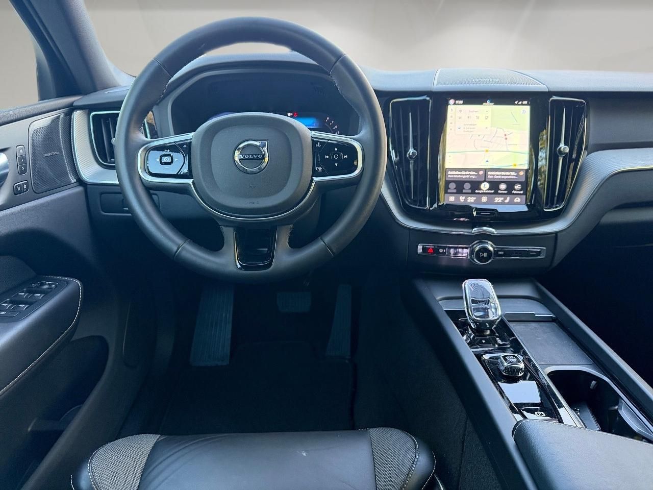 Fahrzeugabbildung Volvo XC60 B5 Benzin AWD Plus Dark