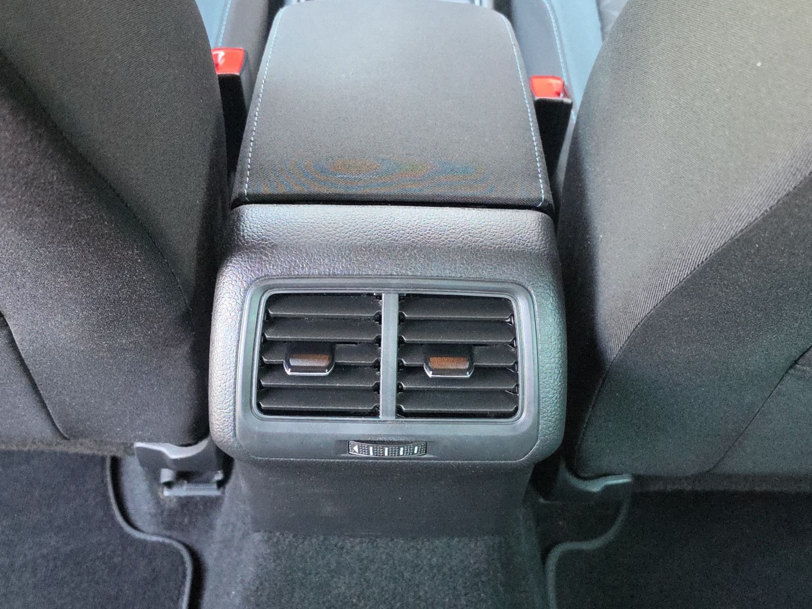 Fahrzeugabbildung Volkswagen Golf VII IQ.DRIVE Start-Stopp AUTOMATIK NAVI