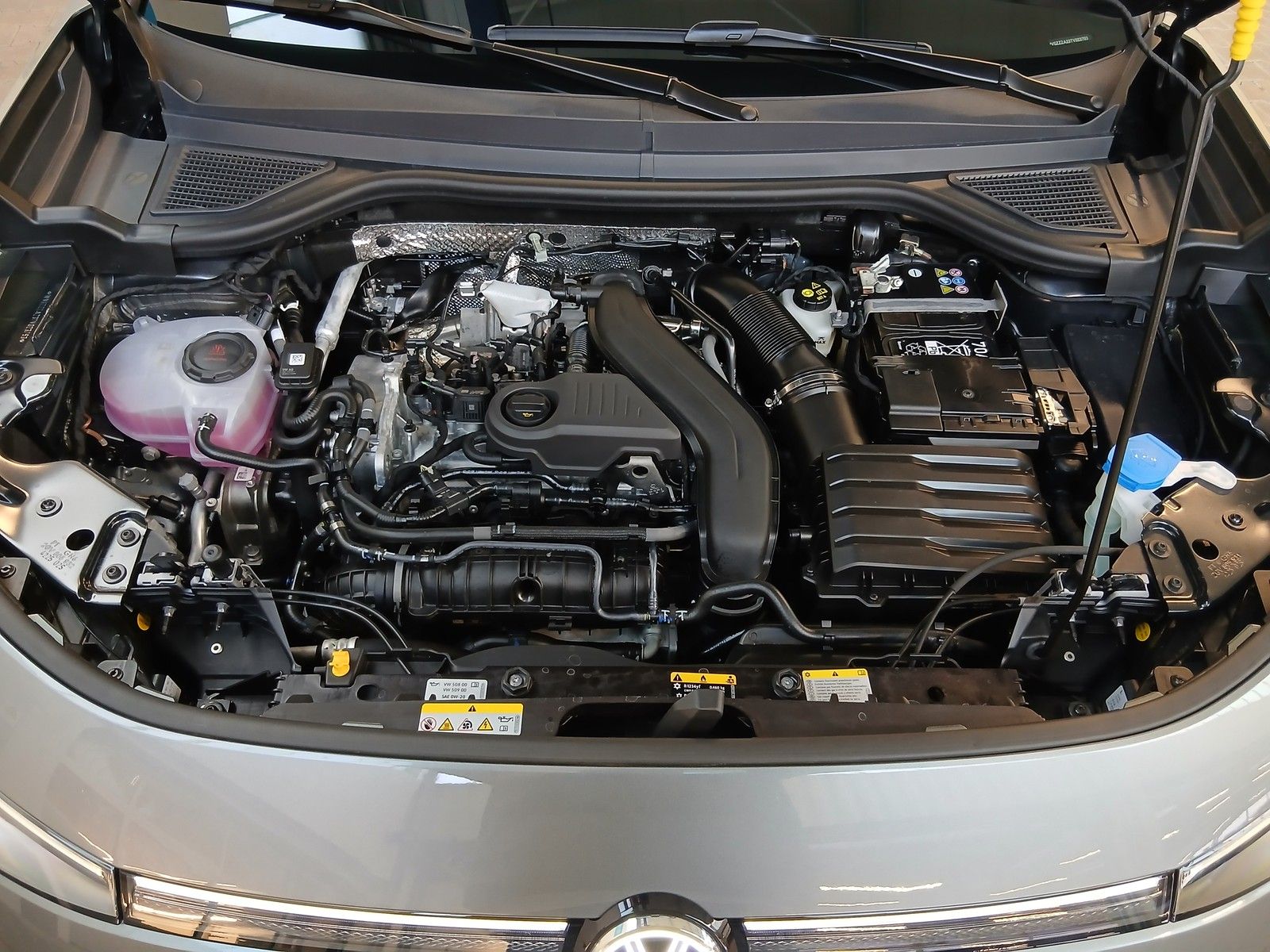 Fahrzeugabbildung Volkswagen T-Roc  R-Line 1.5 eTSI DSG + AHK+ LED+Matrix+ACC