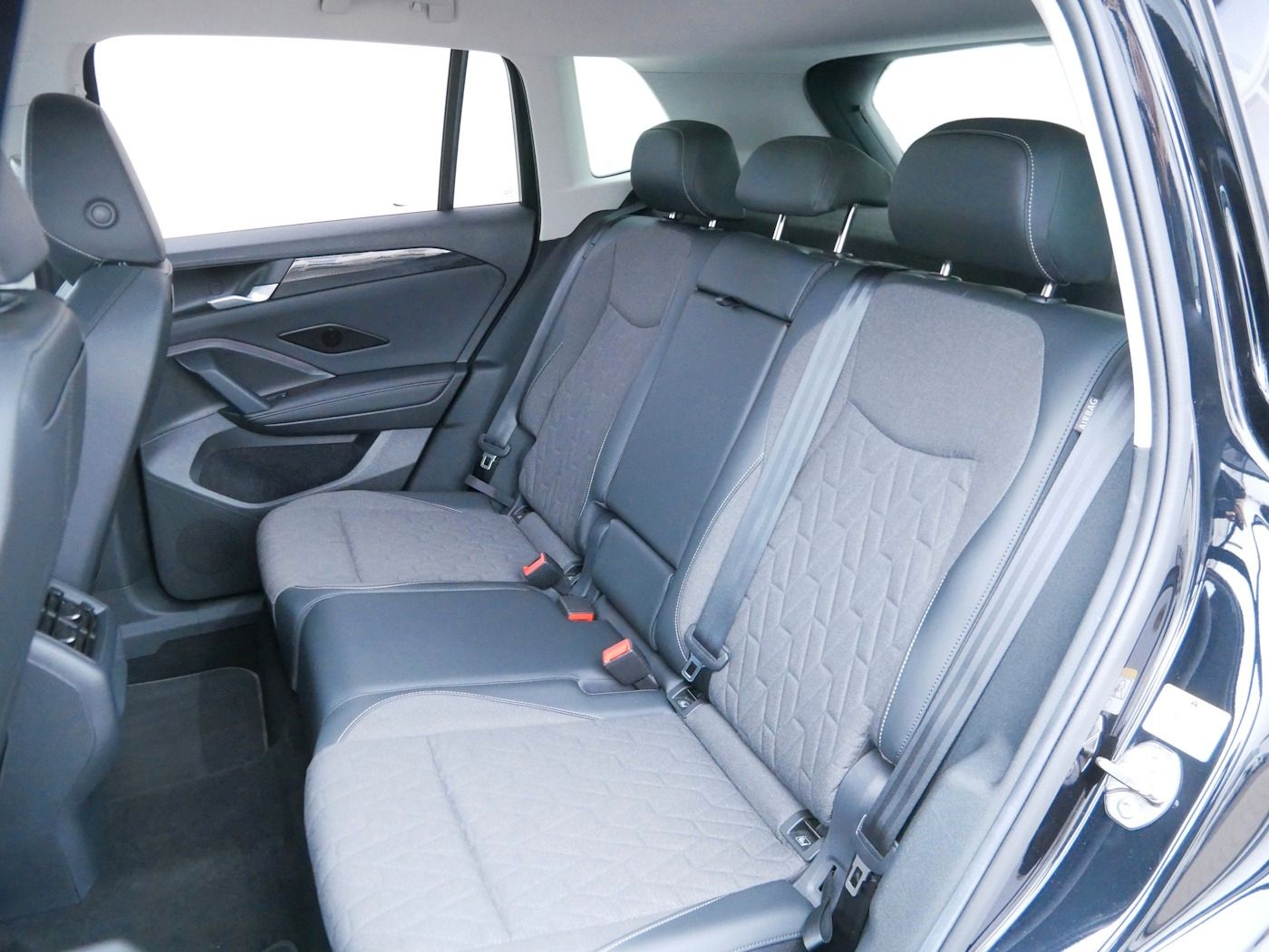 Fahrzeugabbildung Volkswagen Tiguan 1.5 eTSI Life NEU52T Matrix AHK Kamera AC