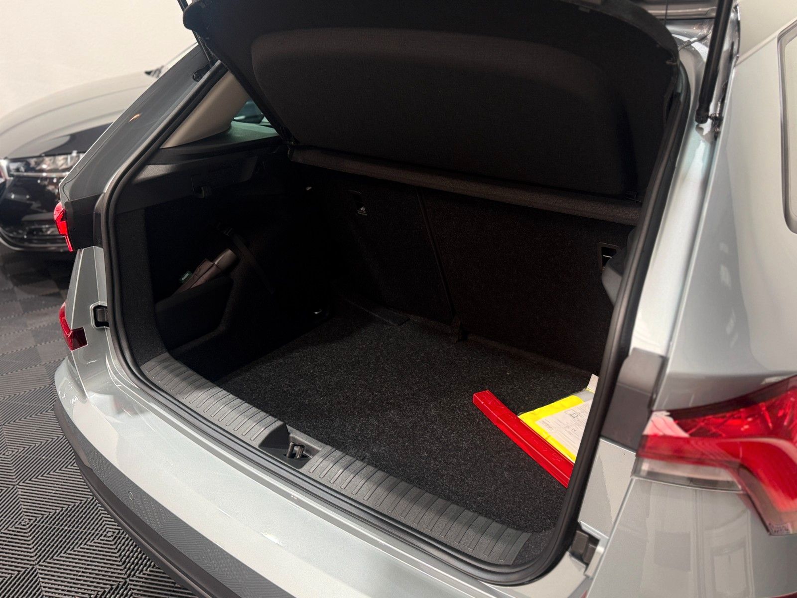 Fahrzeugabbildung SKODA Kamiq 1.0 TSI DSG Selection Black 17Z Kamera SHZ