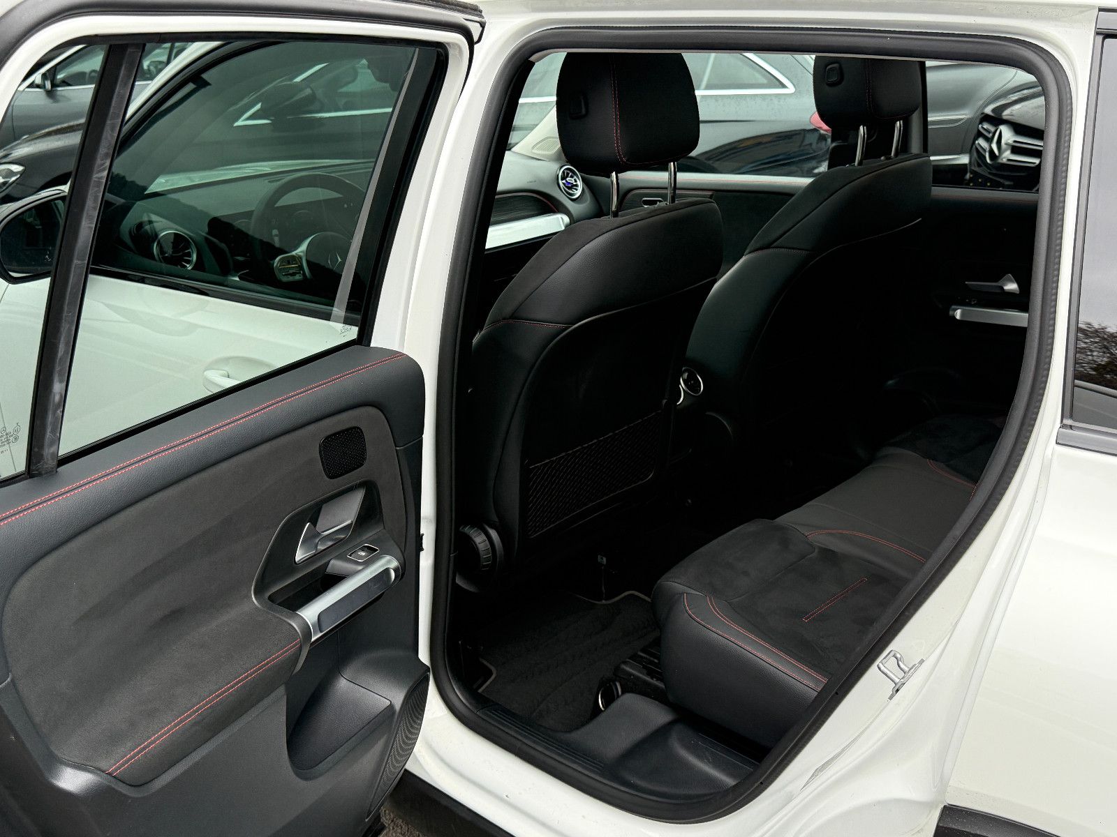 Fahrzeugabbildung Mercedes-Benz GLB 220d 4Matic AMG ACC AHK Kamera Ambiente Pano